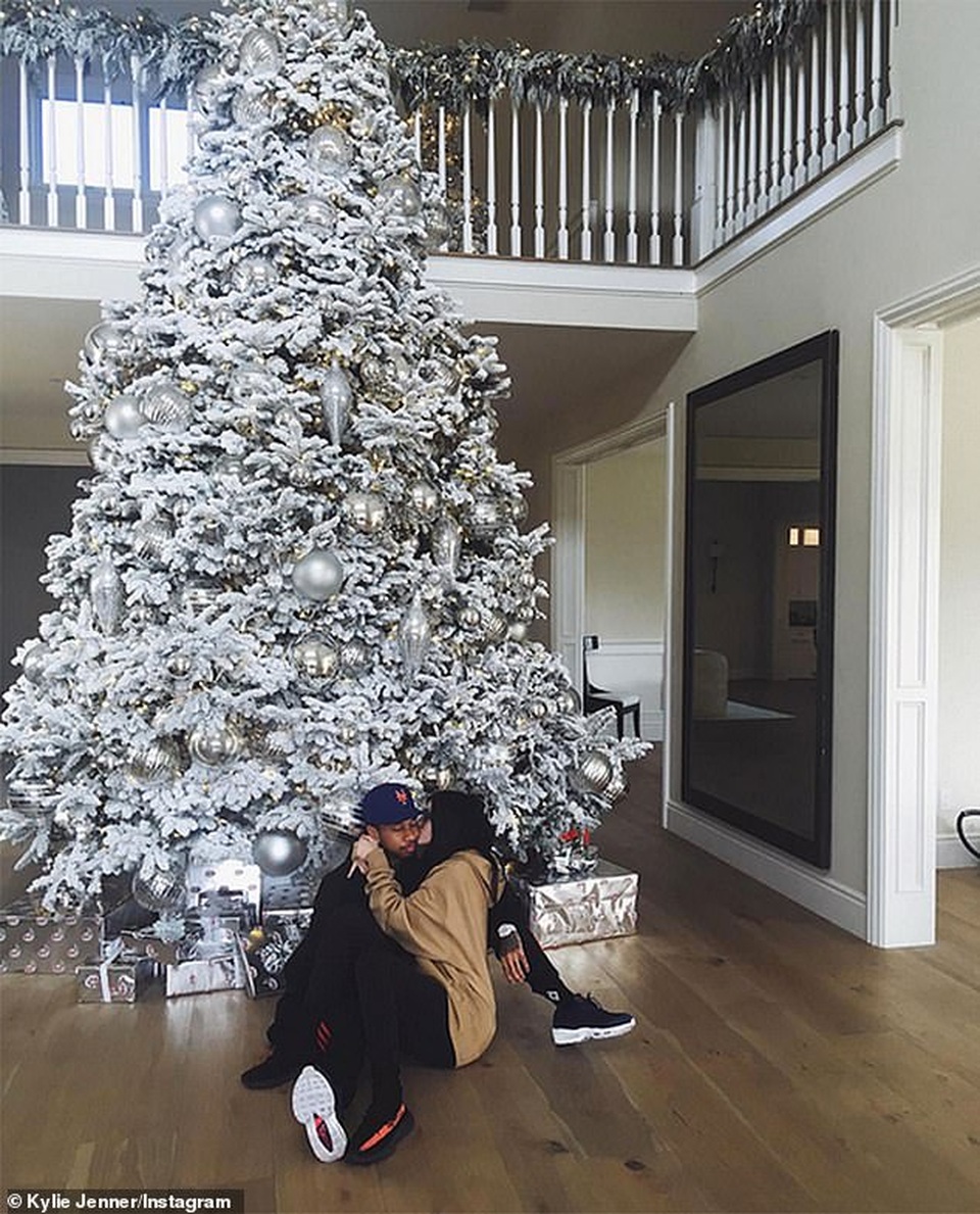 Kylie Jenner khoe ảnh cây thông Noel tại nhà riêng - 10 Kylie Jenner khoe ảnh cây thông Noel tại nhà riêng - 10