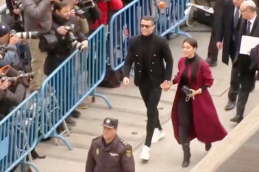 Cristiano Ronaldo và bạn gái được thợ săn ảnh săn đón