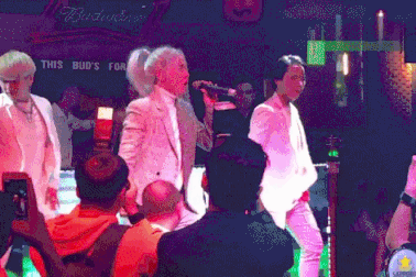 Bị sàm sỡ, cưỡng hôn trên sân khấu: "Sao" Việt bức xúc lên tiếng