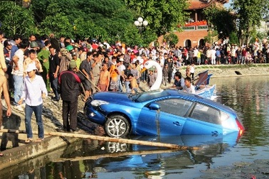 Ô tô lao xuống hồ, 2 người chết thảm   
