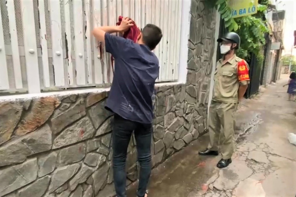 Kẻ tạt sơn để đòi nợ thuê buộc phải trở lại hiện trường xóa vết bẩn - 2 Kẻ tạt sơn để đòi nợ thuê buộc phải trở lại hiện trường xóa vết bẩn - 2