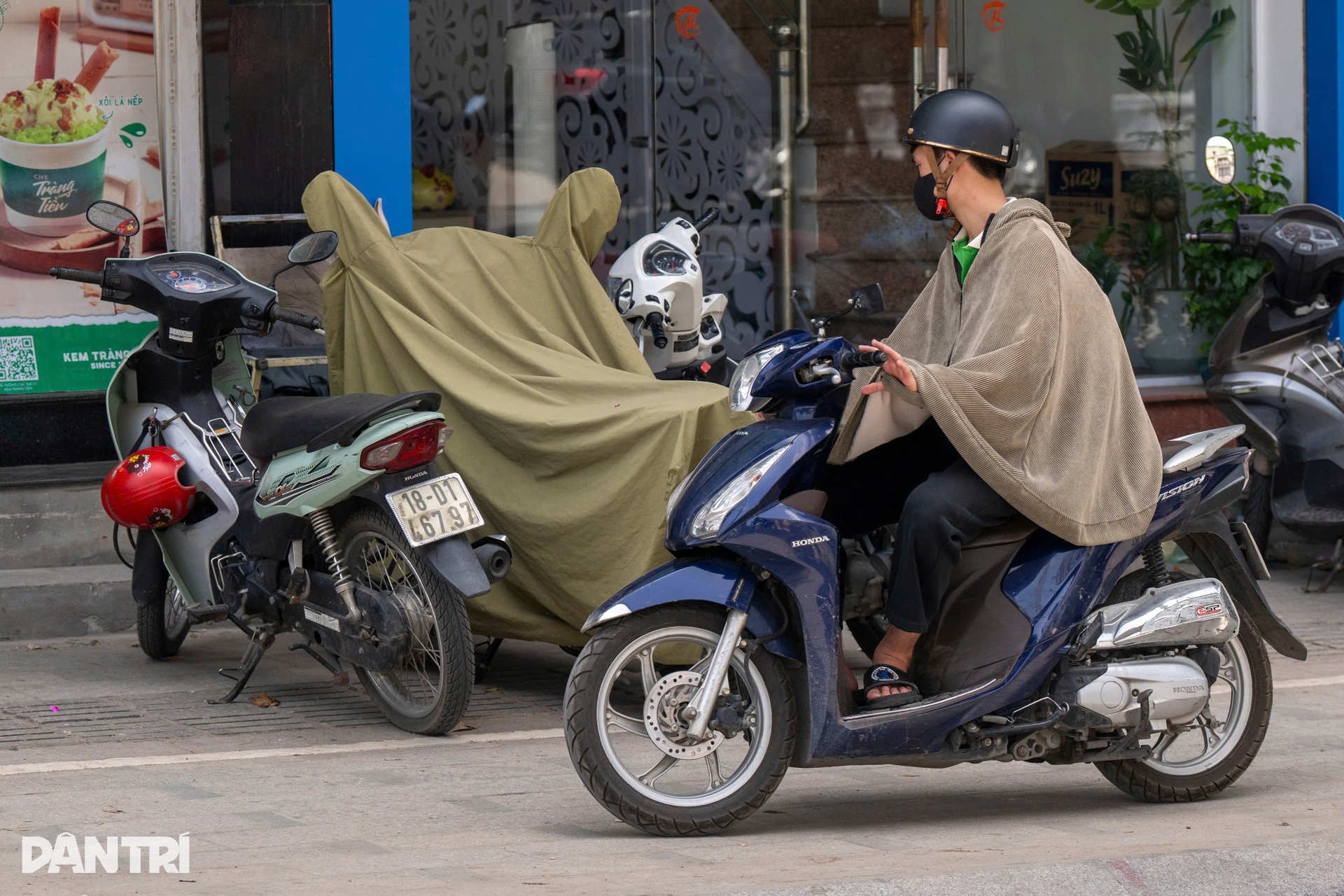 Hà Nội: Người lao động oằn mình mưu sinh dưới cái nắng như thiêu đốt - 15 Hà Nội: Người lao động oằn mình mưu sinh dưới cái nắng như thiêu đốt - 15