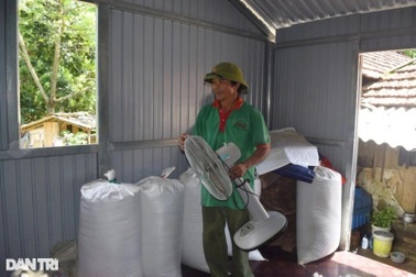 Xóm Nhà phao Báo Dân trí: Người dân chất gạo chuẩn bị đối phó mưa lũ