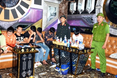 Đột kích quán karaoke, phát hiện 32 đối tượng sử dụng ma túy