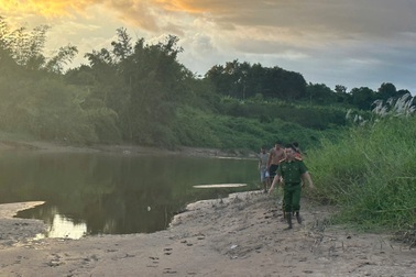 Thấy ba lô trên cầu, dân báo cảnh sát kịp thời cứu cô gái giữa sông