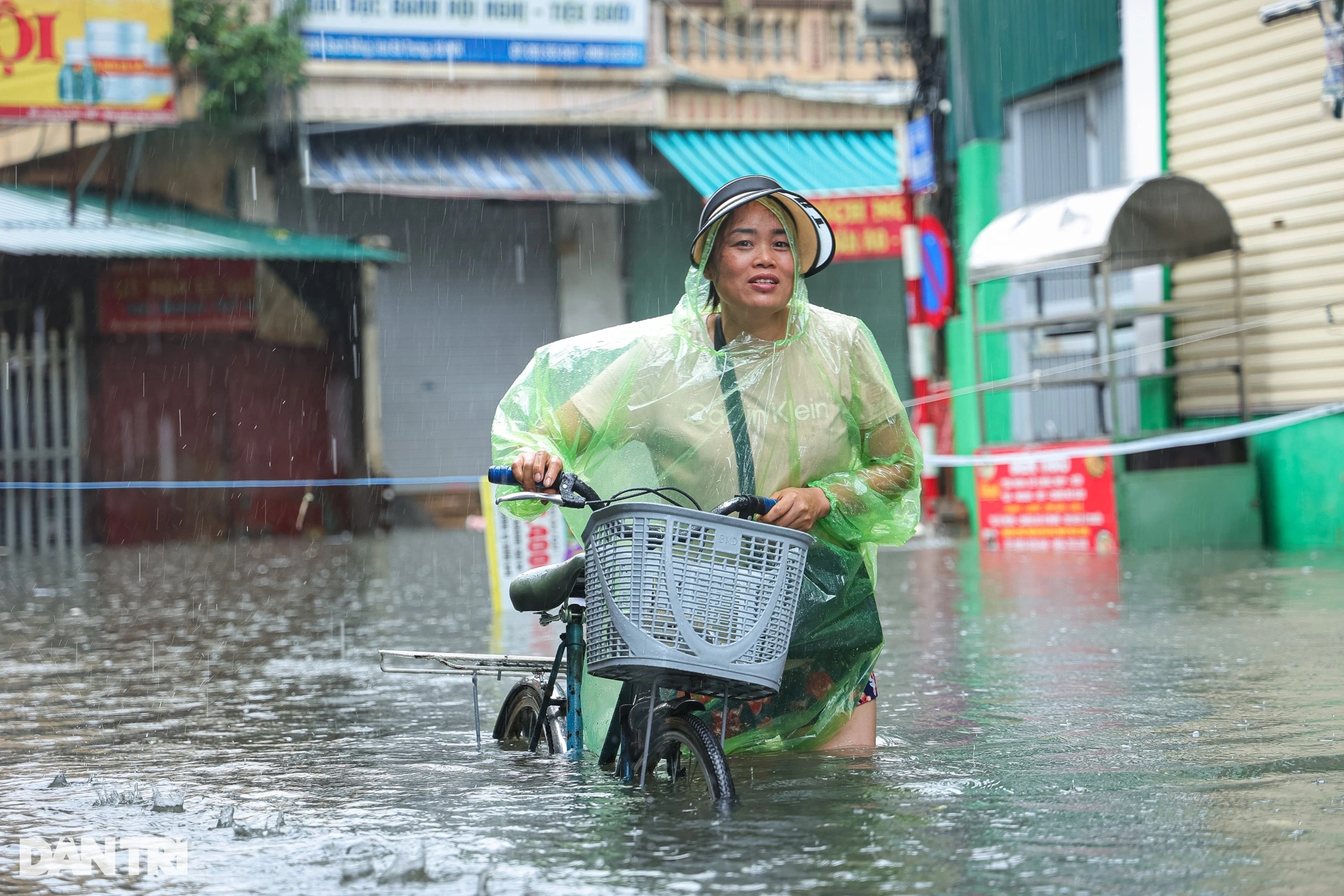 Lũ sông Hồng lên đột ngột, người Hà Nội hối hả kê cao đồ, sơ tán khỏi chỗ ở - 9