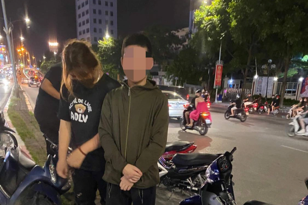 Nữ quái xế 16 tuổi đèo 2 bạn nam mang dao phóng lợn lượn phố Hà Nội - 2 Nữ quái xế 16 tuổi đèo 2 bạn nam mang dao phóng lợn lượn phố Hà Nội - 2