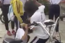 Một nữ sinh bị hơn chục nữ sinh đánh hội đồng