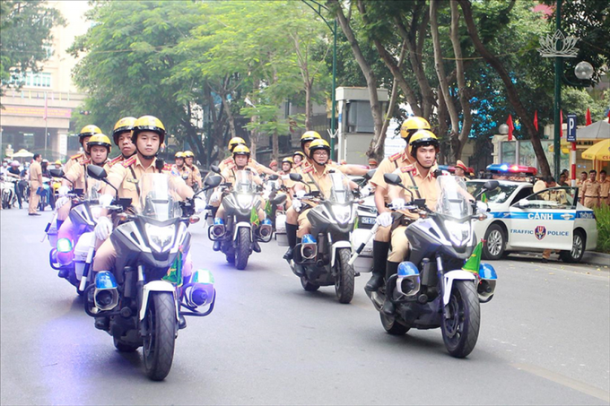 Lực lượng Cảnh sát giao thông bảo đảm TTATGT dịp nghỉ Lễ Quốc khánh 2/9 và Tháng cao điểm ATGT cho học sinh đến trường.