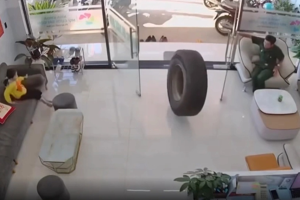 Bánh xe tải bất ngờ đi lạc vào phòng khám nha khoa ở Đắk Nông - 1 Bánh xe tải bất ngờ đi lạc vào phòng khám nha khoa ở Đắk Nông - 1