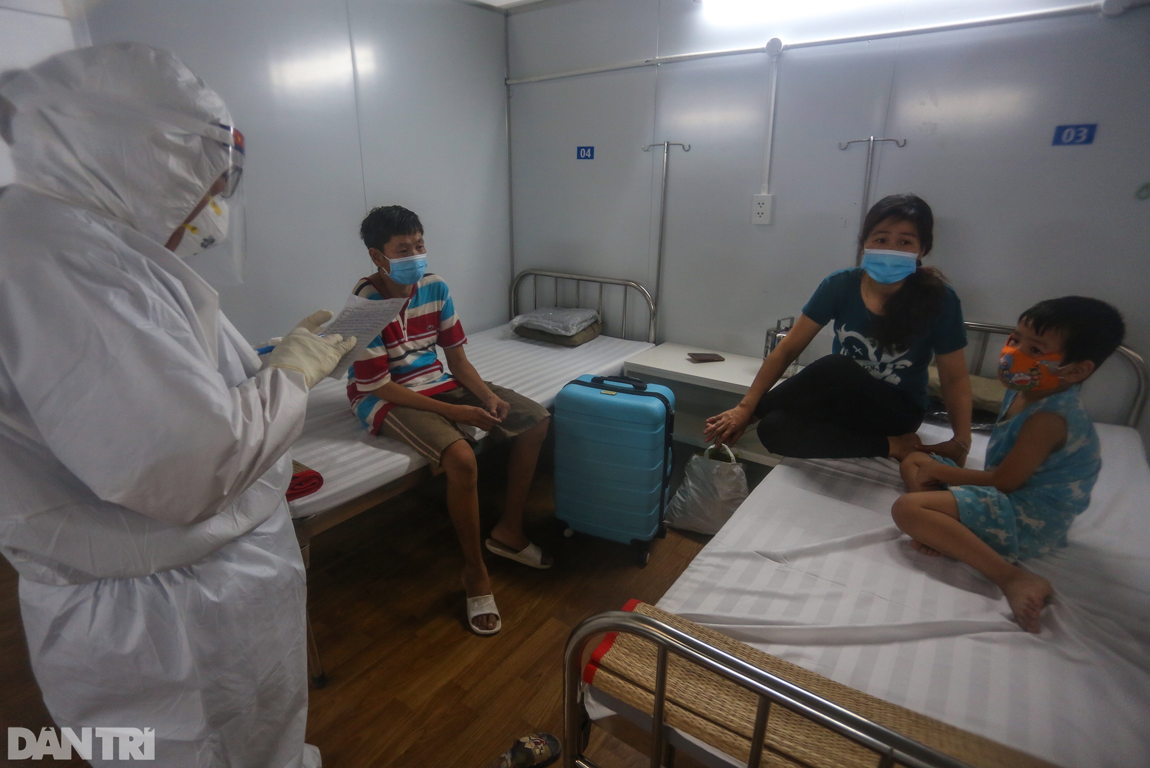 BV dã chiến số 16 bắt đầu đón F0: Cả nhà chờ 2 ngày đã kịp vào điều trị - 14 BV dã chiến số 16 bắt đầu đón F0: Cả nhà chờ 2 ngày đã kịp vào điều trị - 14