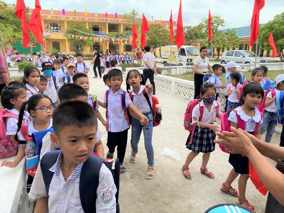 Ninh Bình: Nhiều học sinh đã trở lại trường sau khi phụ huynh phản đối - 1 Ninh Bình: Nhiều học sinh đã trở lại trường sau khi phụ huynh phản đối - 1