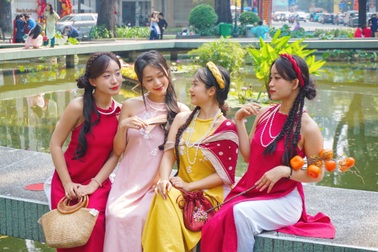 "Nàng thơ" nghỉ làm, thuê hơn 10 bộ áo dài để có ảnh đăng Facebook ngày Tết