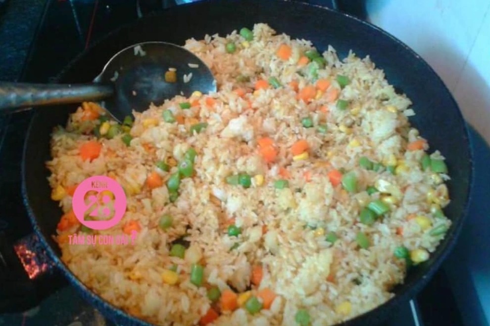 Cô gái bị người yêu chia tay vì ăn cơm rang để nguyên trong chảo - 1 Cô gái bị người yêu chia tay vì ăn cơm rang để nguyên trong chảo - 1