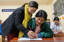 Lớp học vỡ lòng đặc biệt của phụ nữ Xơ Đăng