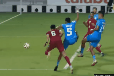 Bàn thắng ma vô cùng khó hiểu, khiến Ấn Độ bị loại tức tưởi