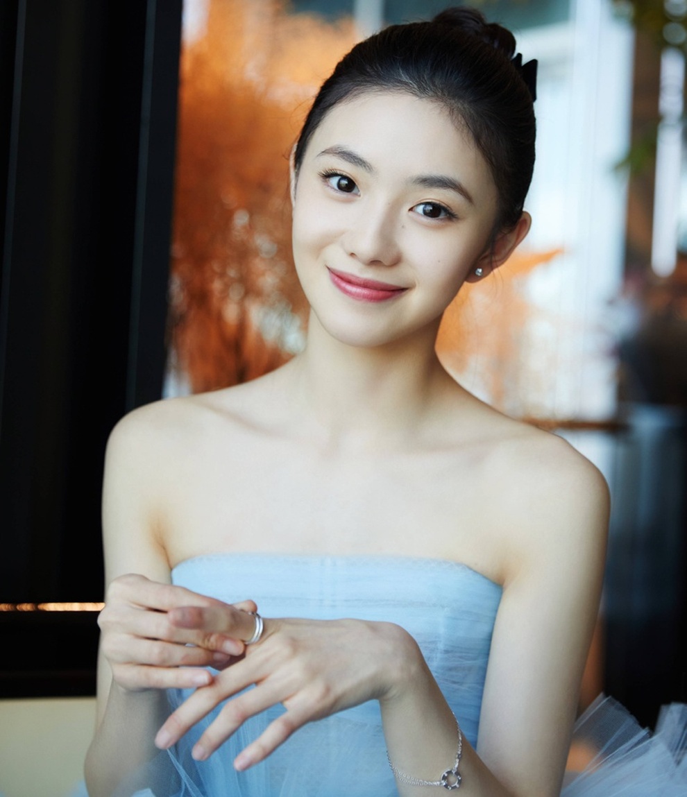 Nàng thơ sinh năm 2000 của Trương Nghệ Mưu dính scandal đầu tiên - 1 Nàng thơ sinh năm 2000 của Trương Nghệ Mưu dính scandal đầu tiên - 1