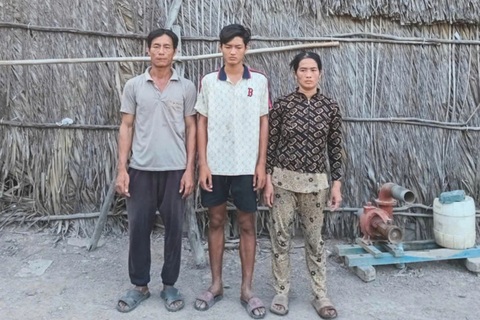 Căn nhà lá mục nát giữa xóm, 4 người co ro qua những mùa mưa