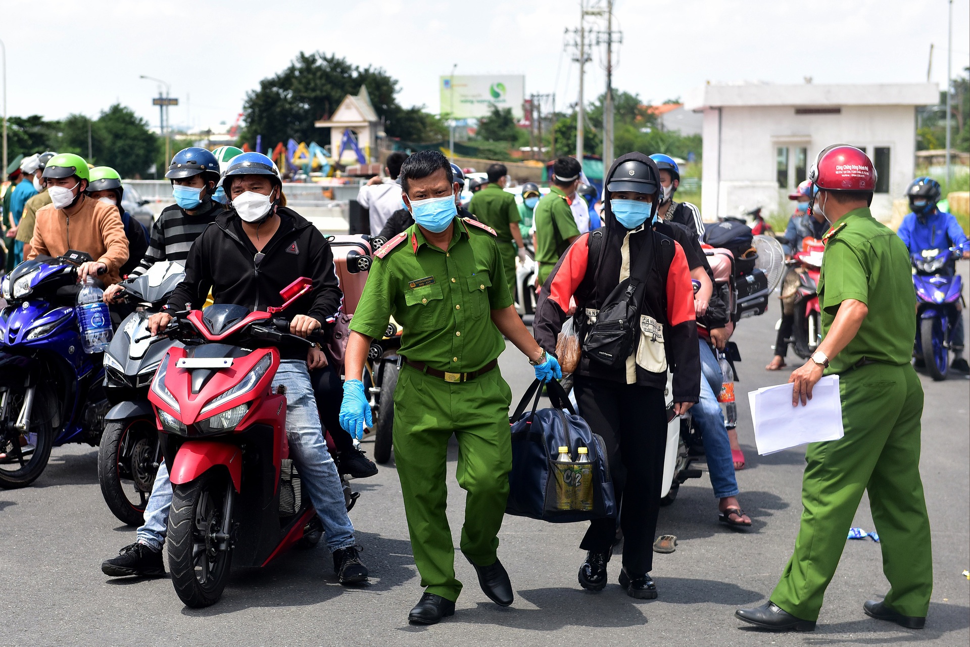 Lực lượng tuần tra dẫn đoàn người ở cửa ngõ định về quê quay trở lại TPHCM - 2 Lực lượng tuần tra dẫn đoàn người ở cửa ngõ định về quê quay trở lại TPHCM - 2