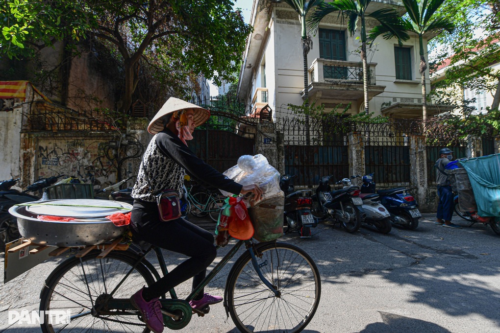 Ngỡ ngàng biệt thự trên đất vàng Hà Nội bỏ hoang 8 năm sạch bóng rác thải - 2 Ngỡ ngàng biệt thự trên đất vàng Hà Nội bỏ hoang 8 năm sạch bóng rác thải - 2