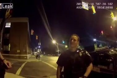 Đâm vào xe cảnh sát vì mải bắt Pokemon