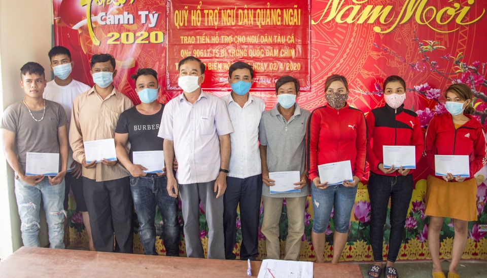 Hỗ trợ 8 ngư dân tàu cá bị tàu Trung Quốc đâm chìm - 1 Hỗ trợ 8 ngư dân tàu cá bị tàu Trung Quốc đâm chìm - 1