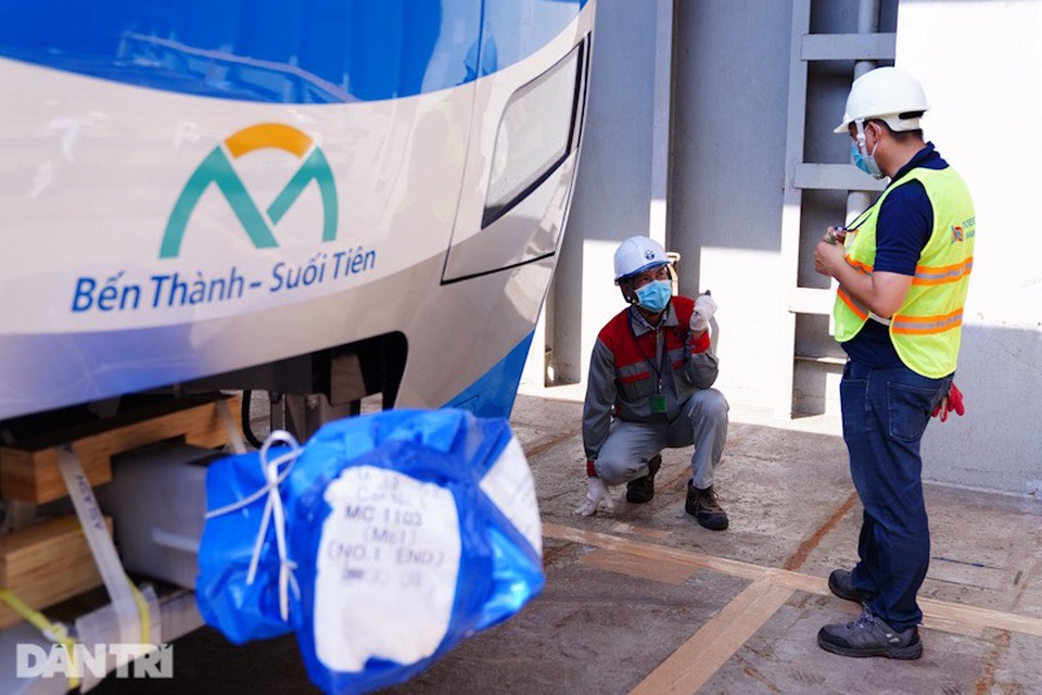 Lộ diện hai đoàn tàu của tuyến Metro số 1 trị giá 2 tỷ đô cập cảng TPHCM - 9 Lộ diện hai đoàn tàu của tuyến Metro số 1 trị giá 2 tỷ đô cập cảng TPHCM - 9