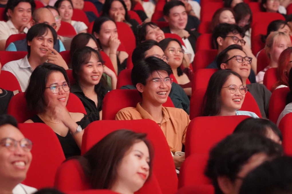 NSND Xuân Bắc trở lại sân khấu với Bệnh sĩ, gen Z háo hức đi xem - 1 NSND Xuân Bắc trở lại sân khấu với Bệnh sĩ, gen Z háo hức đi xem - 1