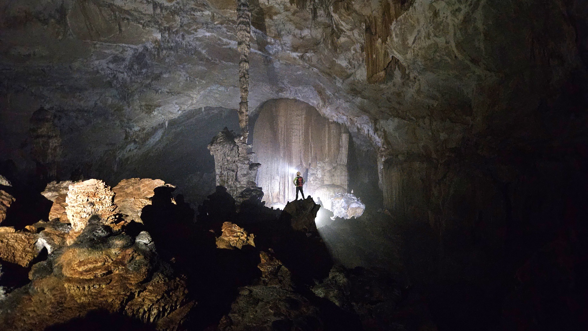 Vẻ đẹp siêu thực trong loạt hang động mới phát hiện ở Phong Nha - Kẻ Bàng - 1