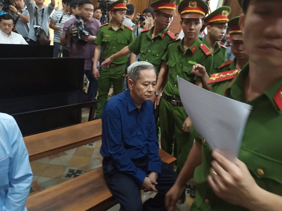 Nguyên Phó Chủ tịch TPHCM Nguyễn Hữu Tín đến tòa trong dáng vẻ gầy gò - 10 Nguyên Phó Chủ tịch TPHCM Nguyễn Hữu Tín đến tòa trong dáng vẻ gầy gò - 10