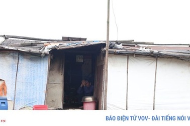 Tết còn xa với người dân trên bãi giữa sông Hồng