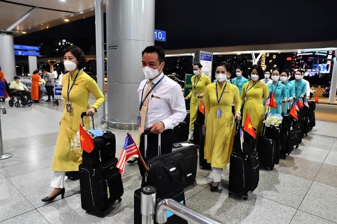 Sau 01 năm khai trương đường bay thẳng Việt - Mỹ, Vietnam Airlines đã đón nhận những kết quả tích cực (ảnh tổ bay chuyến bay đầu tiên VN98 ngày 28-11-2021)