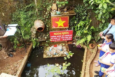 Học sinh tiểu học miền núi tưởng niệm các liệt sĩ hy sinh tại đảo Gạc Ma