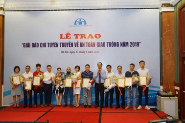 Phóng viên Dân trí đạt giải Ba báo chí tuyên truyền về an toàn giao thông