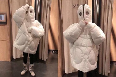 Cơn sốt lạ 2019: Mặc áo thịt lợn, ngồi cười khó hiểu với cái lò xo