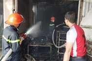 “Bà hỏa” thiêu rụi hàng chục ki ốt chợ Gián Khẩu lúc giữa trưa
