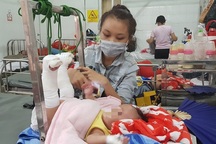 Bé 4 tháng tuổi nghi bị cha bạo hành gãy chân, xuất huyết não