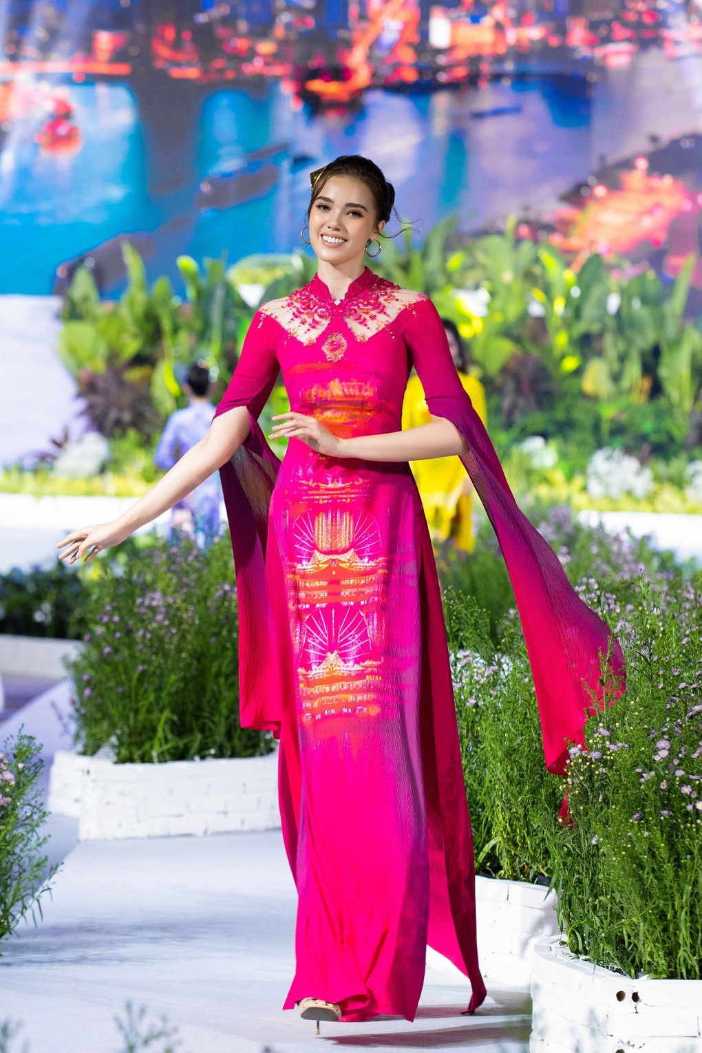Đỗ Trịnh Hoài Nam quảng bá du lịch TPHCM qua Lễ hội Áo dài - 8 Đỗ Trịnh Hoài Nam quảng bá du lịch TPHCM qua Lễ hội Áo dài - 8