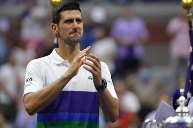 Djokovic khóc nức nở khi lỡ cơ hội đi vào lịch sử