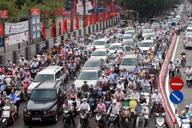 Dù “siết” điều kiện nhập khẩu, dân cư thành phố vẫn... “phình” 