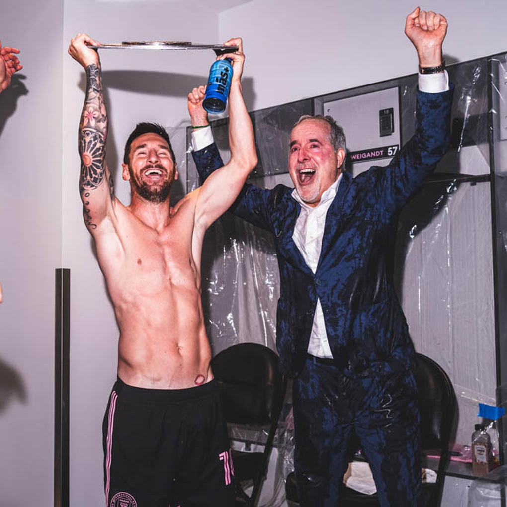 Lionel Messi cởi trần, đi dép lê ăn mừng chức vô địch của Inter Miami - 2 Lionel Messi cởi trần, đi dép lê ăn mừng chức vô địch của Inter Miami - 2