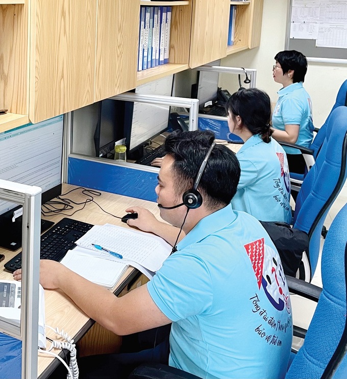 Nhân viên tư vấn của Tổng đài Quốc gia Bảo vệ trẻ em 111 trực Tổng đài. Ảnh: Thanh Huyền