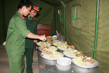 Doanh trại bộ đội dã chiến giữa bãi nổi sông Hồng