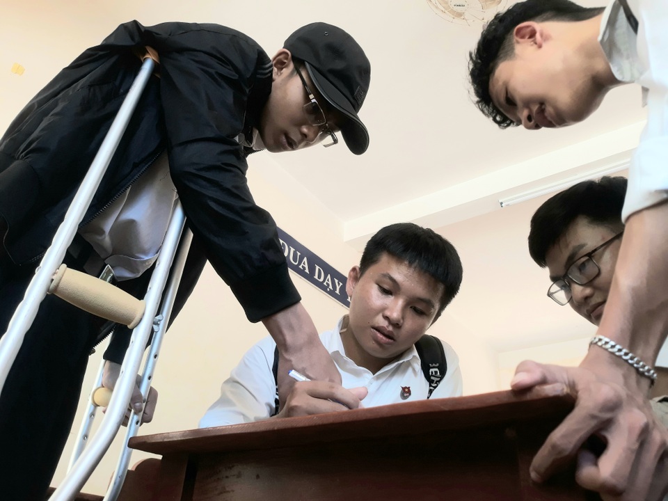 Lê Hiếu Hiển cậu học trò đặc biệt nhất phải tháo 1 chân vì ung thư xương - 4 Lê Hiếu Hiển cậu học trò đặc biệt nhất phải tháo 1 chân vì ung thư xương - 4