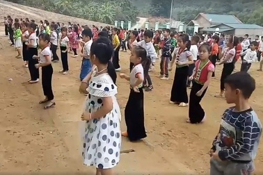 Ấn tượng thầy trò vùng cao xứ Thanh cùng nhảy Cha cha cha