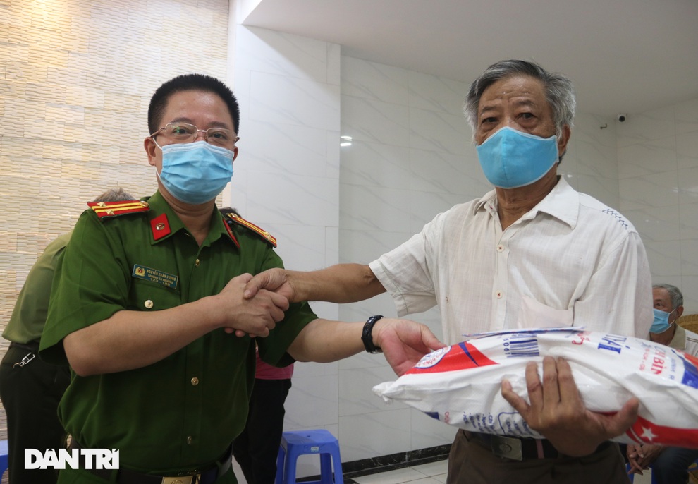 Công an Hà Nội tặng nhiều suất quà tới người già neo đơn gặp khó khăn - 9 Công an Hà Nội tặng nhiều suất quà tới người già neo đơn gặp khó khăn - 9