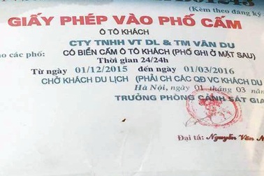 Hà Nội: Giấy phép “lạ” của chiếc xe đi vào phố cấm