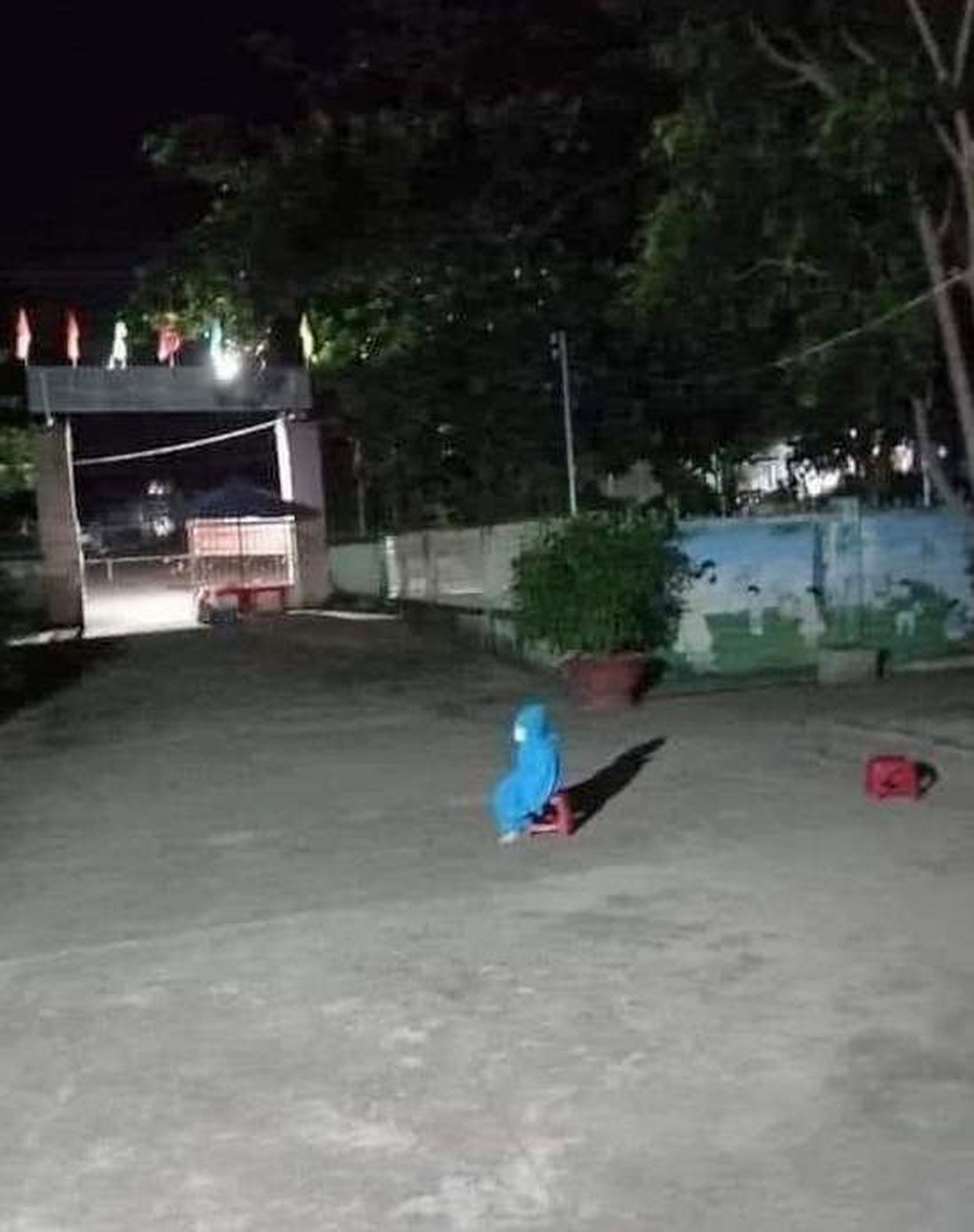 Xót lòng hình ảnh những em bé trong đêm phải vào khu cách ly Covid-19 - 3 Xót lòng hình ảnh những em bé trong đêm phải vào khu cách ly Covid-19 - 3