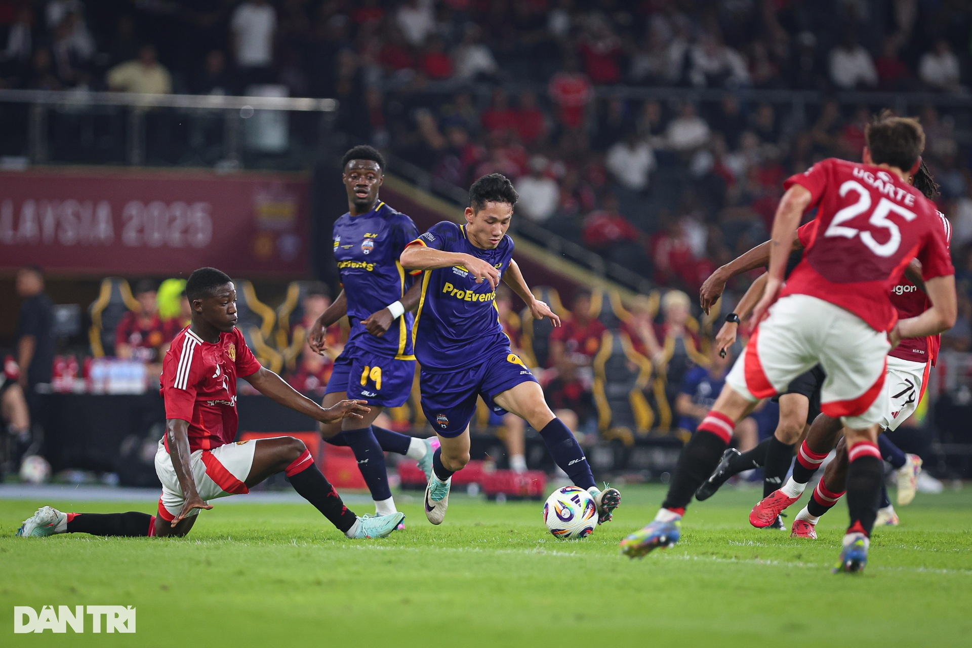 Màn trình diễn đáng nhớ của các tuyển thủ Việt Nam trước Man Utd - 2 Màn trình diễn đáng nhớ của các tuyển thủ Việt Nam trước Man Utd - 2