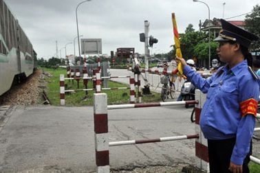 Bộ trưởng GTVT gửi thư khen thai phụ lao ra đường sắt cứu người 